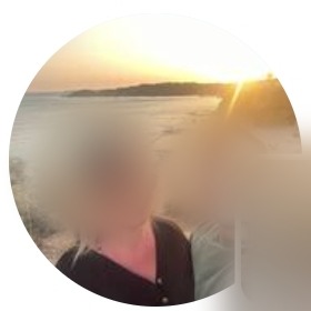Hóspede Athanassios, com o rosto tapado por privacidade