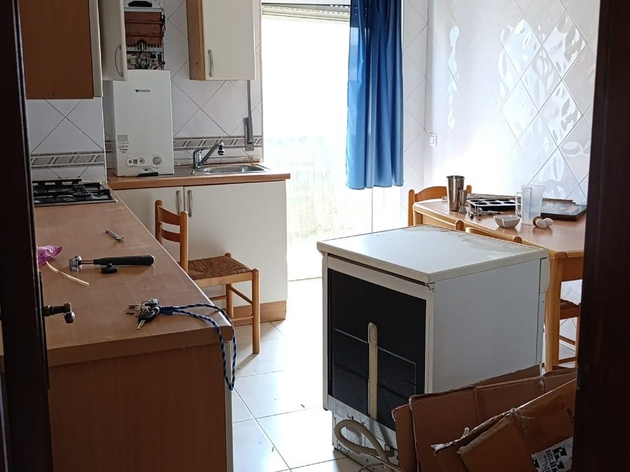 Cozinha do apartamento em Almancil durante a obra