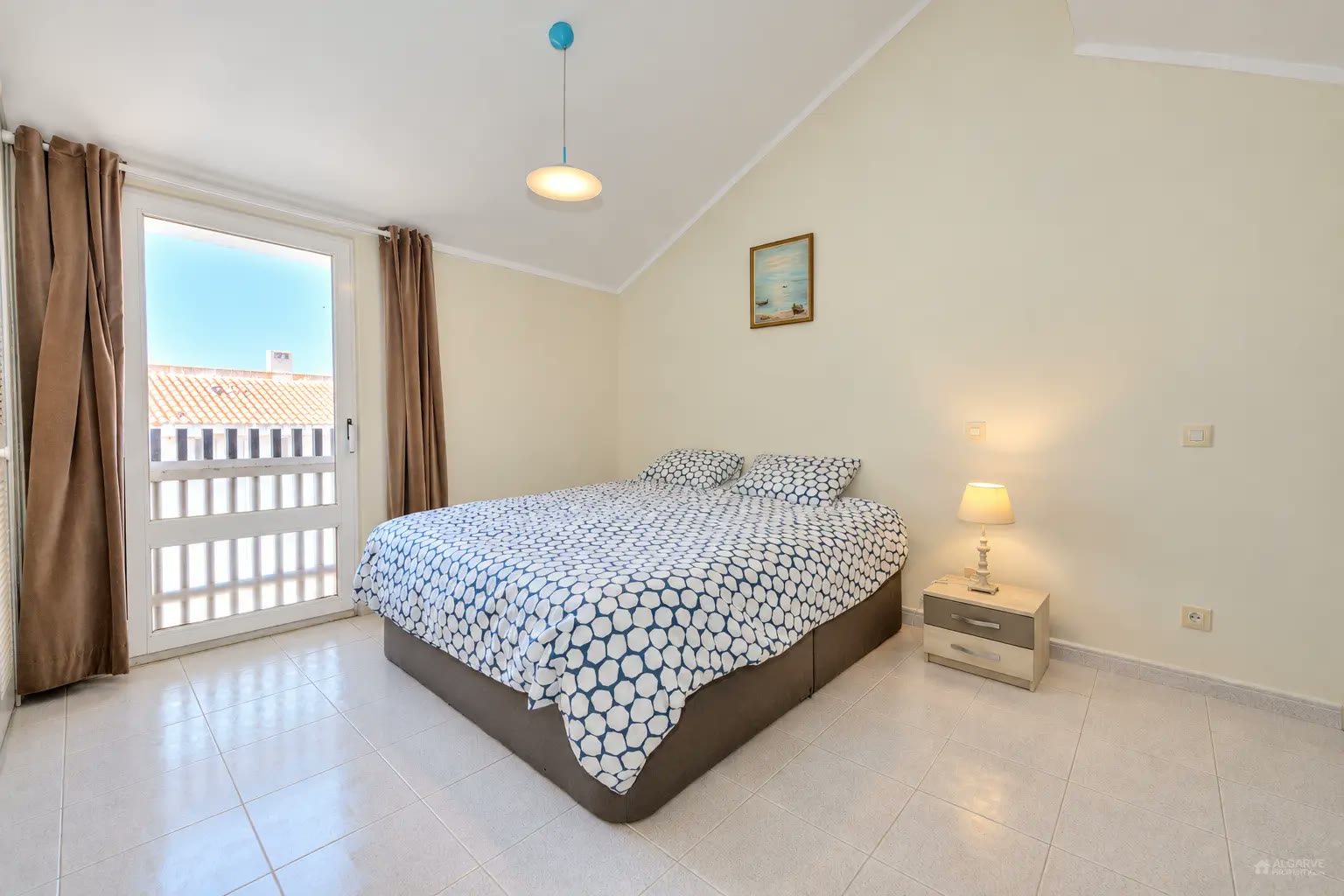 Quarto do apartamento em Vilamoura antes da reabilitação